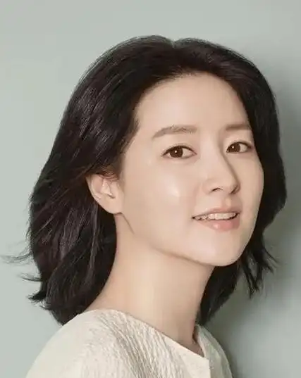 51岁李英爱状态绝了穿衣简单还有少女感这才叫岁月从不败美人