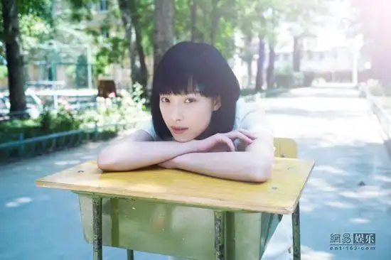 倪妮青涩学生造型.