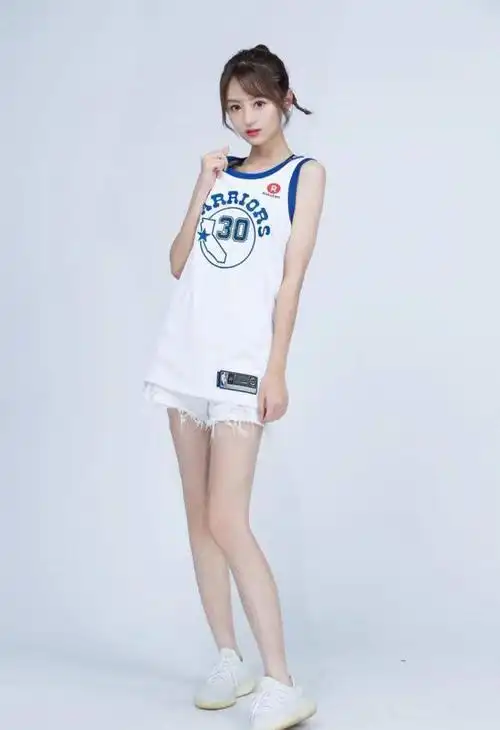 nba最美主播小七28岁生日晒美照双腿笔直修长好似太平公主