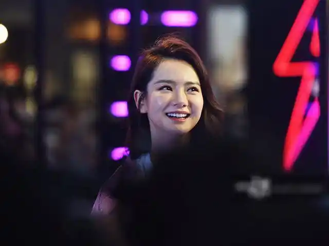 戚薇酷暑穿粉嫩"冬衣"不知冷热玩时尚,撩发甜笑少女范十足