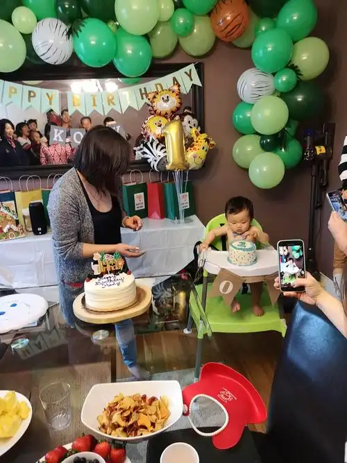 方中的小儿一周岁在家中生日聚会.