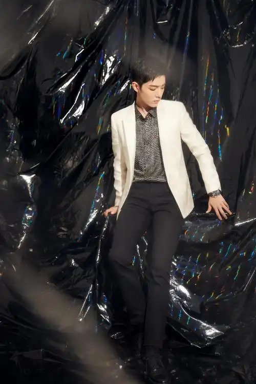 相关标签偶像男神肖战时尚帅气写真上一图集:浪漫玫瑰街道唯美摄影下