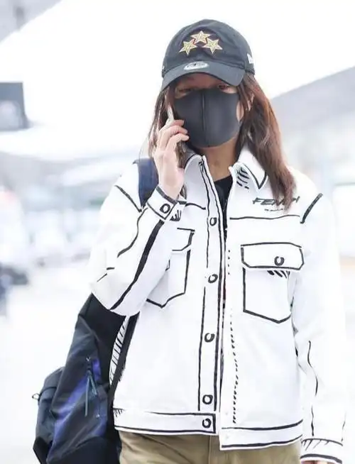 120斤赵薇和90斤戚薇穿同款漫画外套气质差距不是一般大