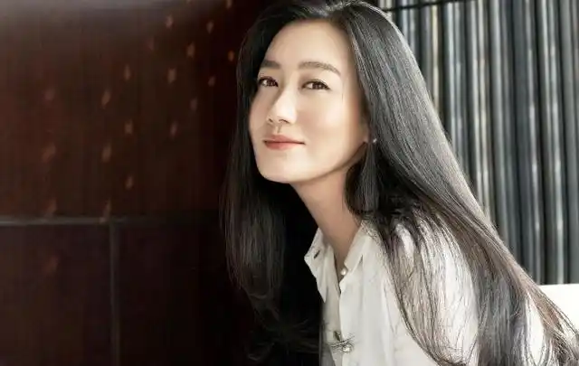 军旅歌手谭晶嫁科学家老公37岁高龄为爱生女婚姻幸福无遗憾