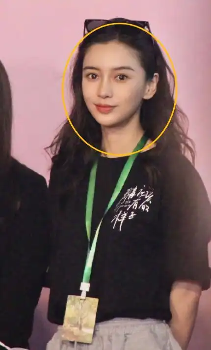 杨颖素颜出席开机仪式,脸部状态挺真实,岁月下并不是一成不变