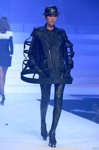 刘雯时装周走秀穿个性皮衣装展超模气场