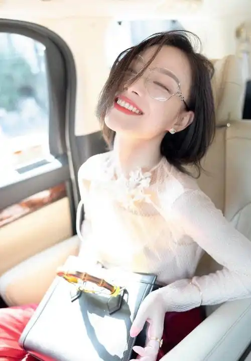 倪妮花式比心表白奥运健儿 笑容甜美灿烂鬼马可爱