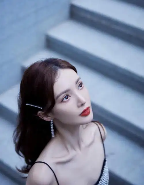 女性金晨向来在圈内被公认为又瘦又健康的身材标准.