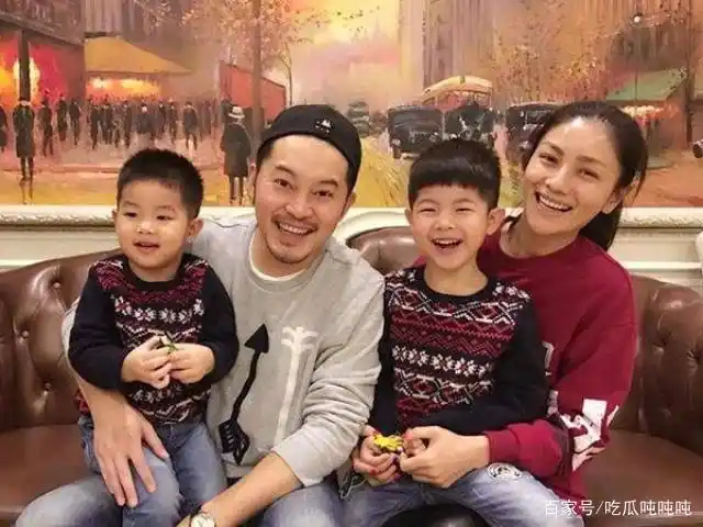 (沙溢一家四口合照)