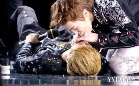 因为鹿晗年纪比吴世勋大,练习生时期在生活上经常照顾世勋,世勋也多次