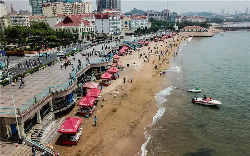 青岛第六海水浴场沙滩被20多个摊位"霸占",游客很受伤!