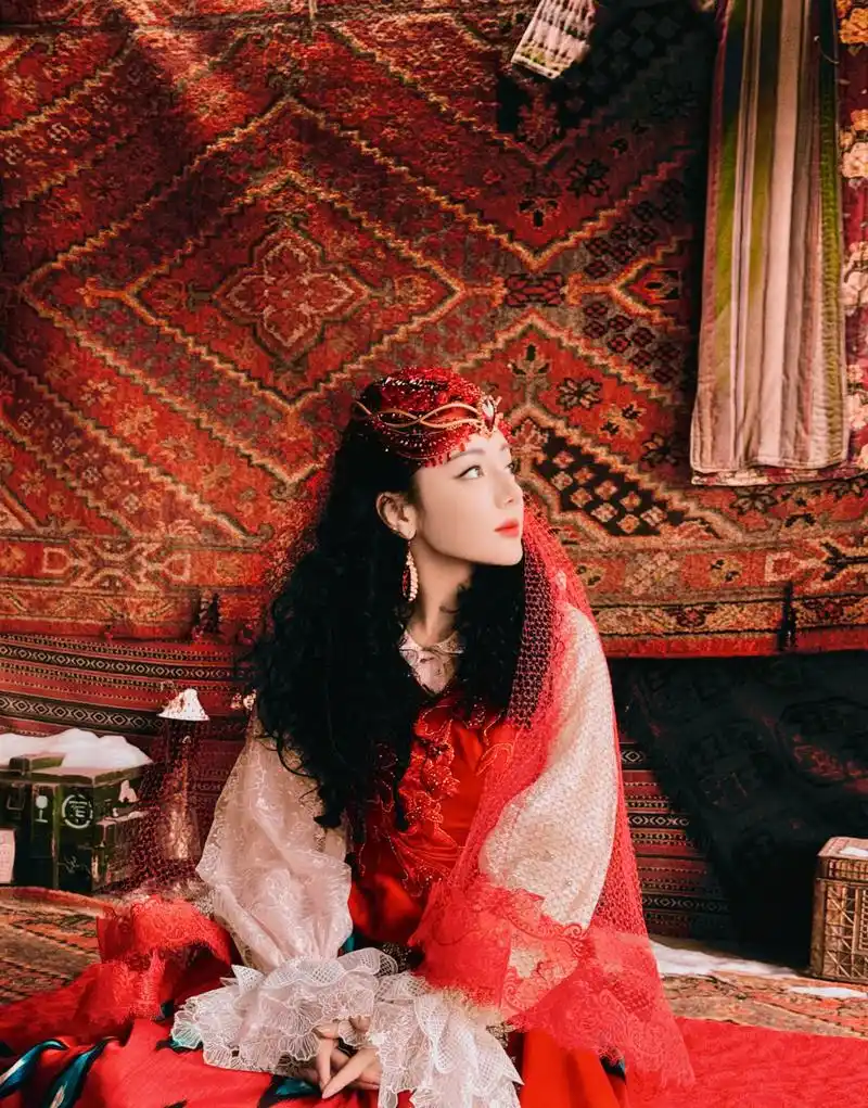 迪丽热巴春晚后最新造型,又美又喜庆,真的好喜欢.