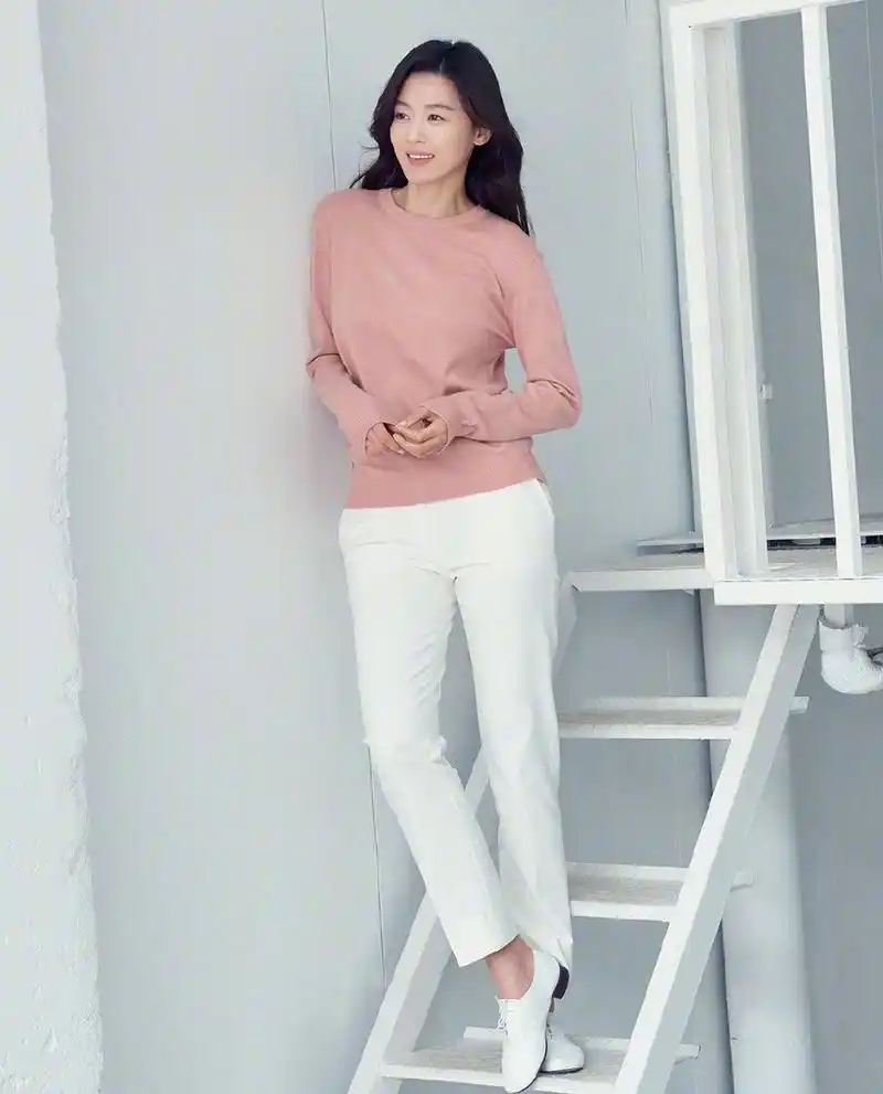 全智贤全新写真曝光 白衬衫配牛仔裤性感迷人