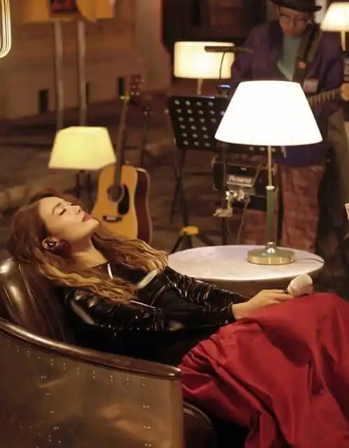 42岁容祖儿在国外遭抢劫!