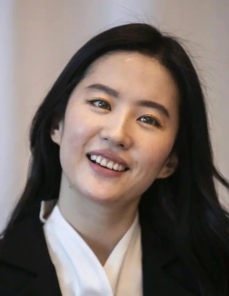 刘亦菲晒素颜自拍状态好,盘腿化妆身材纤细,疑似回应身体发福