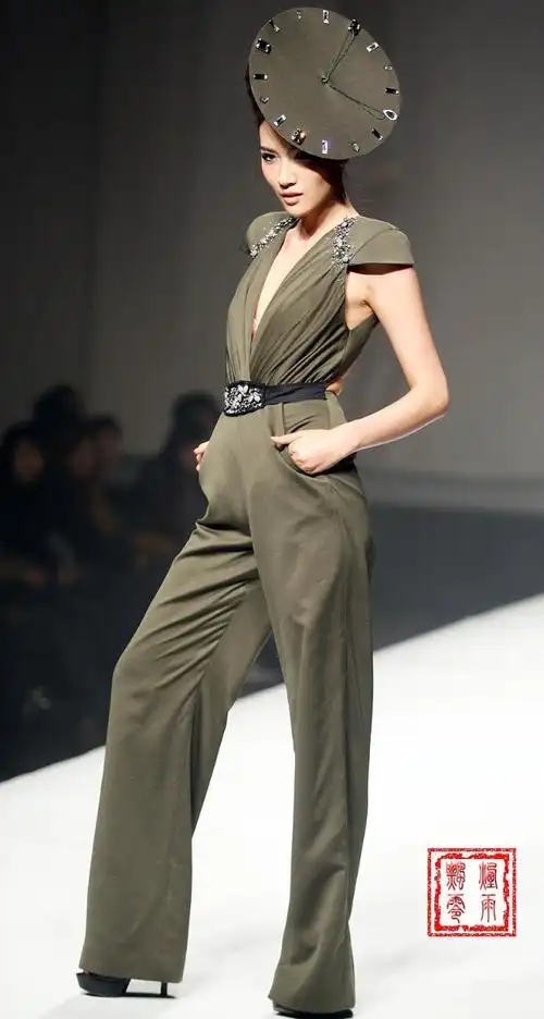 【时尚抓拍】时装周上演跨界组合 名模rosemary走秀影星钟丽缇捧场