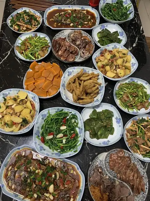 用了一下午的时间准备的一桌家常菜