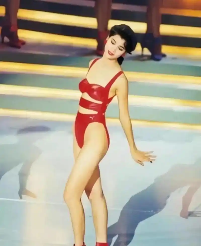百家号星火计划# 1990年袁咏仪港姐选美大赛上的泳装造型.#袁咏