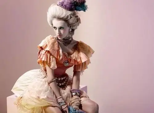 本次分享的前半部分是宫廷盘发搭配现代穿搭,居然也很可爱,后半部分是