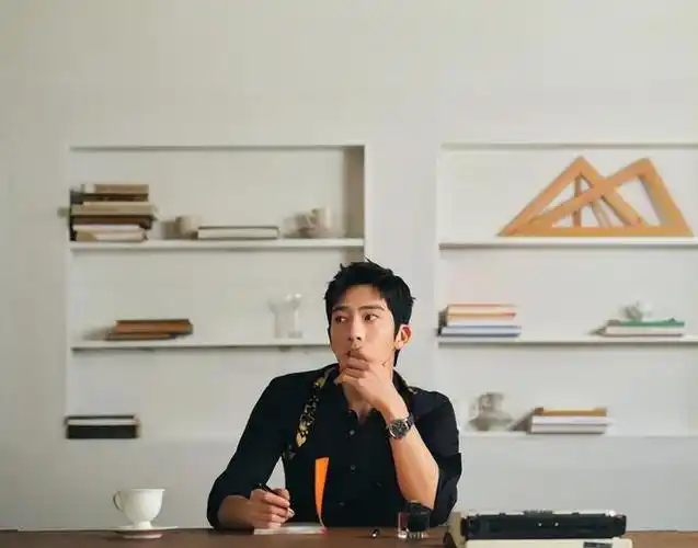 刘雯井柏然十指紧扣买咖啡,遇怼脸拍刘雯害羞低头,偷笑表情亮了