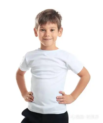 可爱的小男孩在 t恤上白色背景