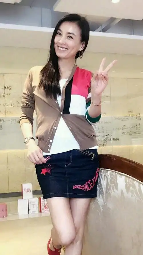 街拍#49岁张庭依然青春靓丽,现在忙着做微商