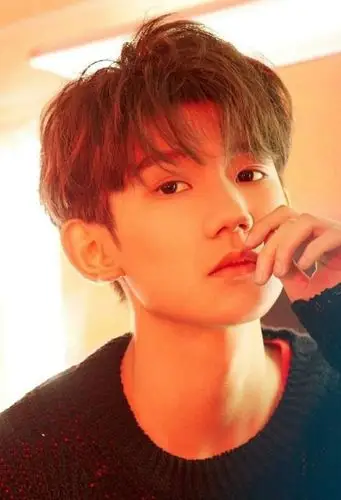 胖脸男生剃小眼皮短发造型诠释可爱风格男生短卷发(2) - 短发发型图片