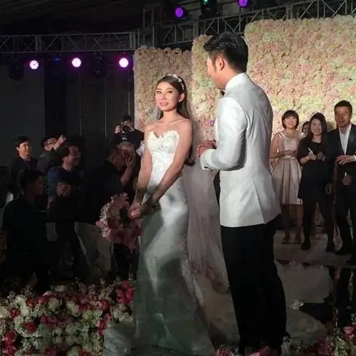 高晓攀大婚向娇妻下跪示爱 蔡国庆巩汉林道贺