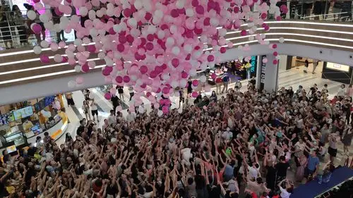 50元通用代金券,期间组织汉服秀,相亲大会,婚礼走秀,珠宝走秀等活动