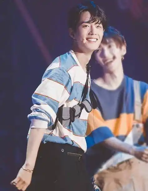 肖战"学长造型"照片遭疯传,大他的颜值在圈内属于什么水平?