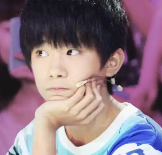 易烊千玺晒儿时旧照头戴足球图案帽子坐在漏气的足球上太萌了