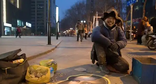 摆摊,写满公式,身份引争议,尘世过往重见天日|流浪汉|乞丐|无业游民