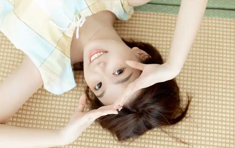 性感短发美女治愈系笑容美女图片