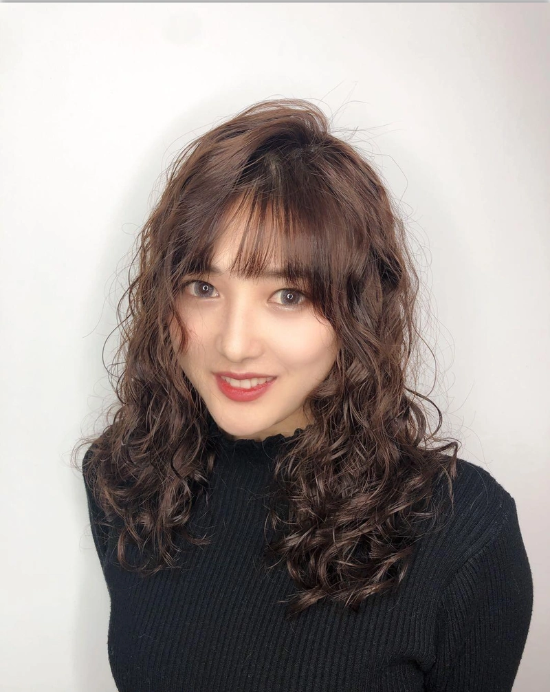 2020秋冬流行"烫到顶"发型,洋气又保暖,无论长短都适合