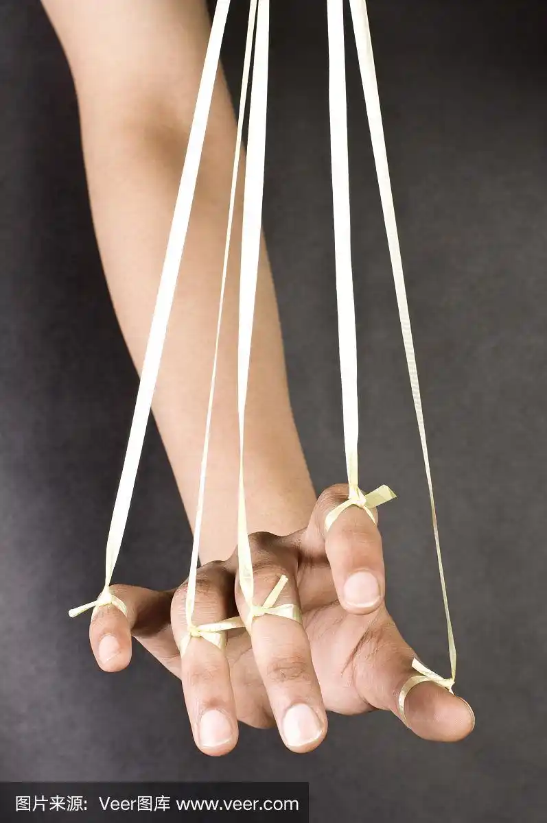 一个人的手被线拉像木偶的特写