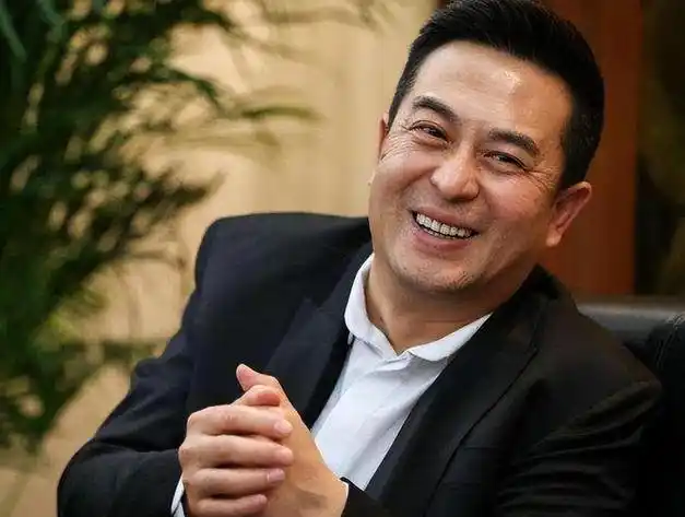 张嘉译最新照片曝光头发斑白弓腰驼背病痛让他须倚人搀扶