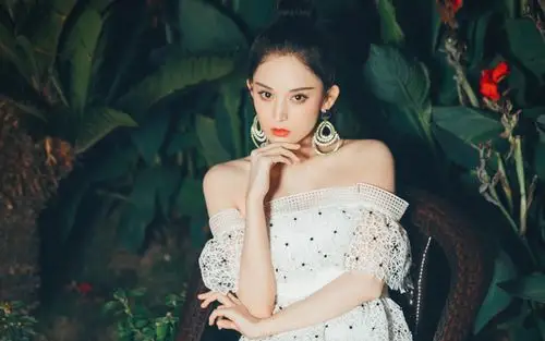 古力娜扎蕾丝裙性感高清桌面壁纸