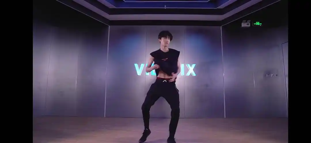 周柯宇昨天发了视频,有姐妹剪了这,我不对劲