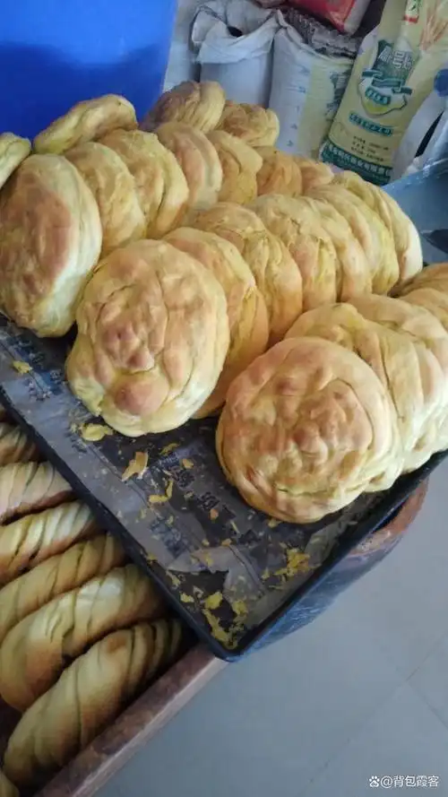 锅盔又叫锅魁,干馍,是陕西省关中地区,山西省北部以及甘肃省地区和