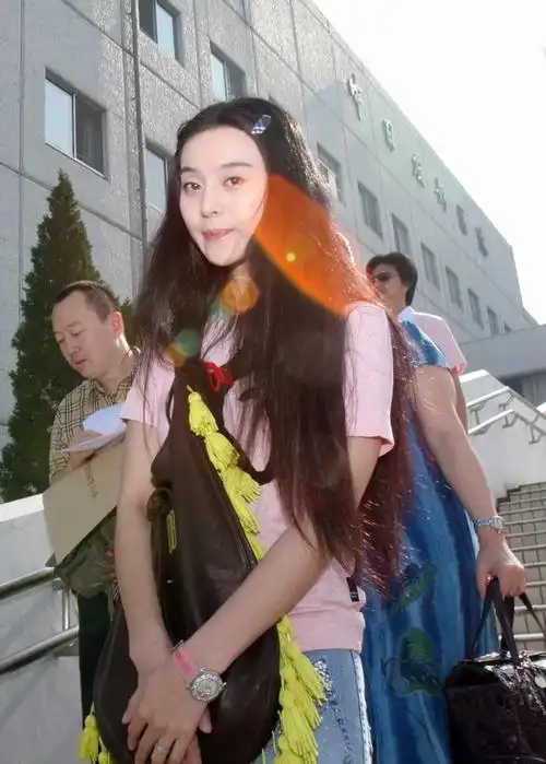 图文范冰冰做检查范冰冰在中日友好医院门口