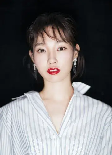 白百何主动蹲下给小演员颁奖,她右手的婚戒刺青原来还在