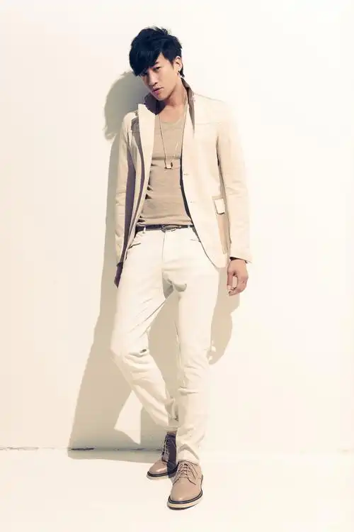 何润东露性感人鱼线 欲当《变4》型男苦练肌肉