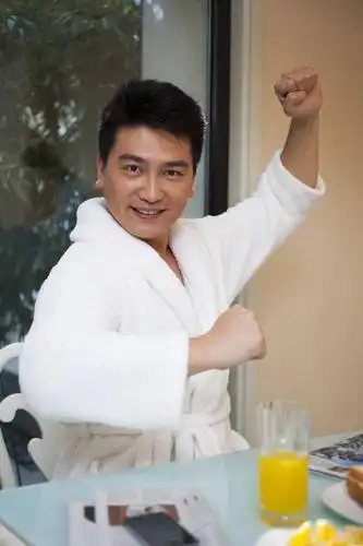 中年男人在餐厅用餐