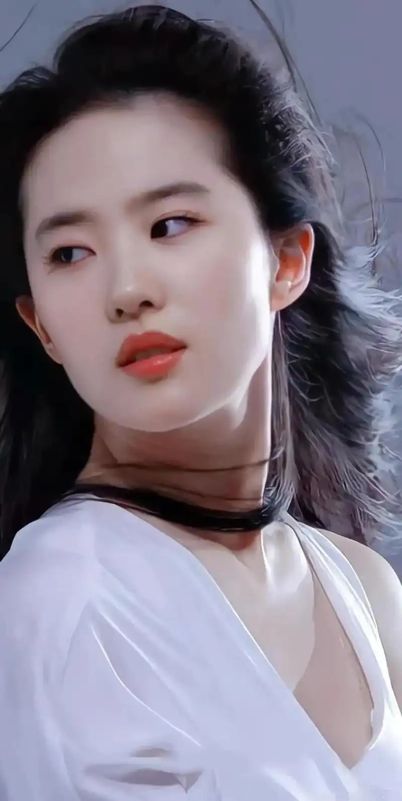 刘亦菲被嘲丑?泳装照被批大象腿,身材不如其他女星性感