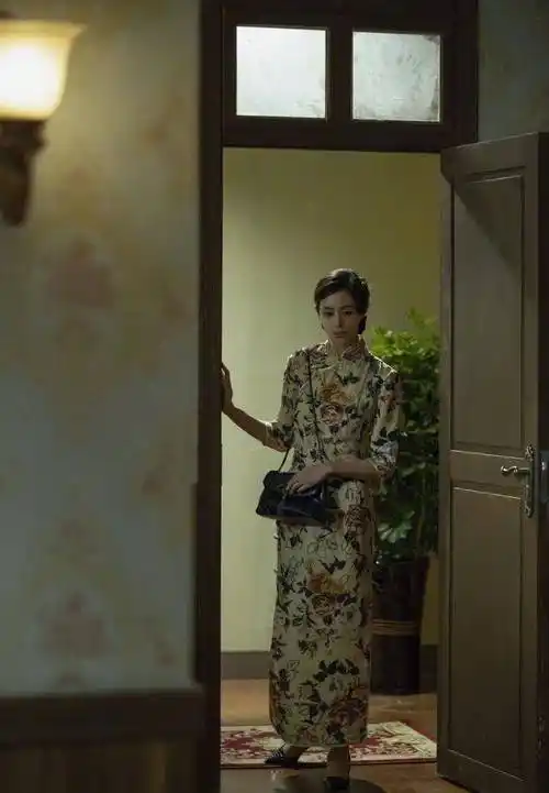 张钧甯穿旗袍秀身材,印花旗袍韵味十足,清纯优雅_气质