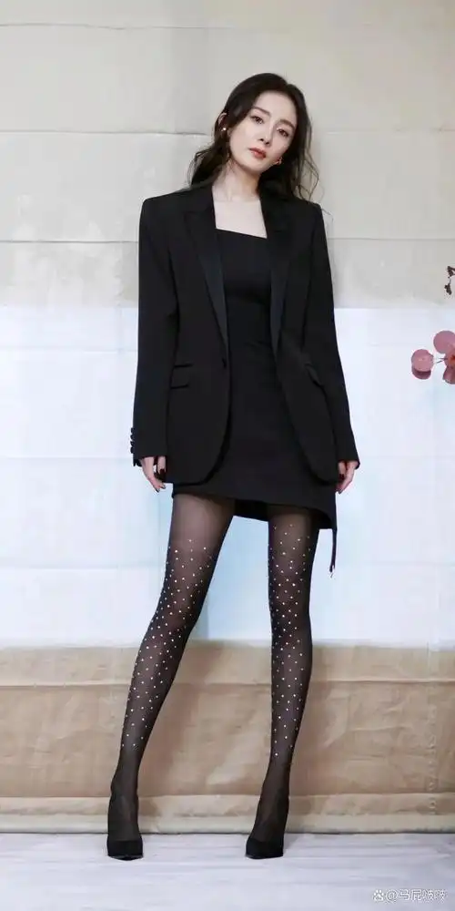 图文万粉激励计划#杨幂出席了某知名丝袜品牌举办的一场盛大活动.