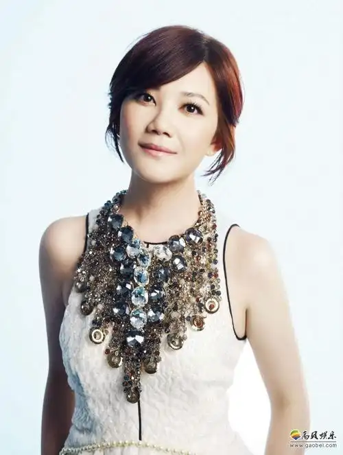 梁静茹晒出照片:面带微笑,神情温柔,坐在树下!整个画面安静美好