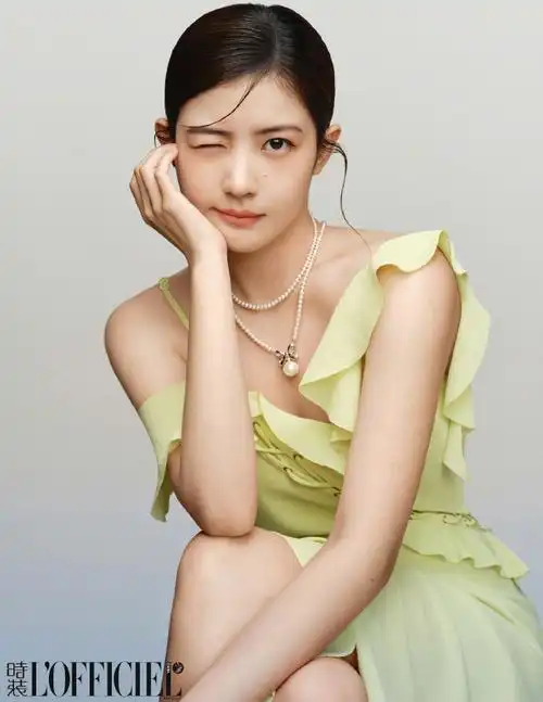 时装6月刊内页#赖美云超话    @赖美云喜欢五月的夜里拂过面颊的风