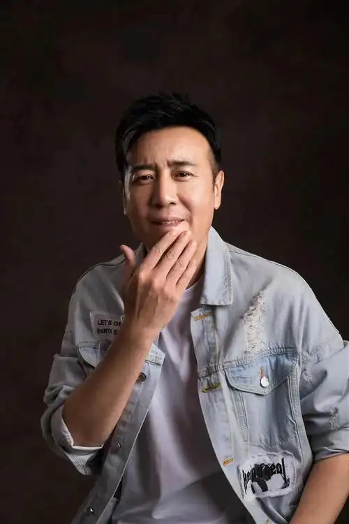 40岁的胡歌从影已经17个年头,算的上圈里为数不多口碑一直在线的男