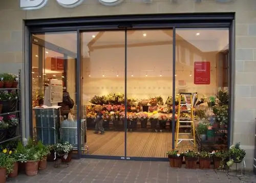 店面推拉玻璃门装修效果图